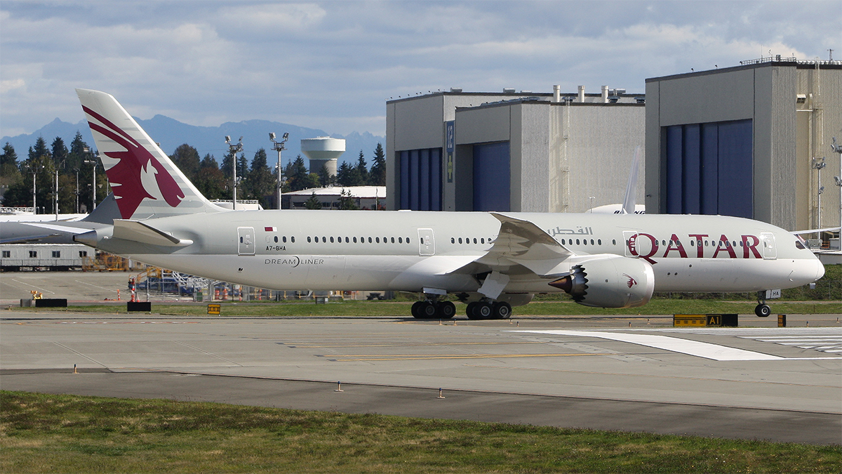 Full size: Qatar Airways Boeing 787-9 A7-BHA at Snohomish County Airport (Paine Field)